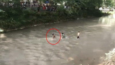 Ekonomi Bakanı'nı yerlerde sürükleyip nehre attılar!