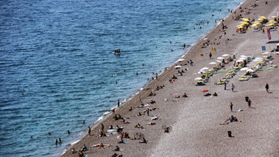 Sıcak havalar turistleri denize çekti