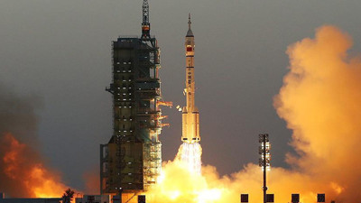 Çin, içinde 2 astronot bulunan uzay aracı fırlattı