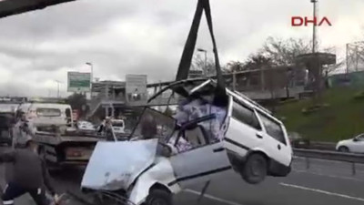 Metrobüs bariyerine çarpan araç ikiye ayrıldı