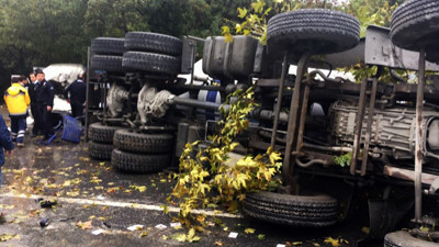 Maslak'ta beton mikseri devrildi