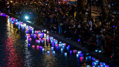 Paris terör kurbanlarını andı