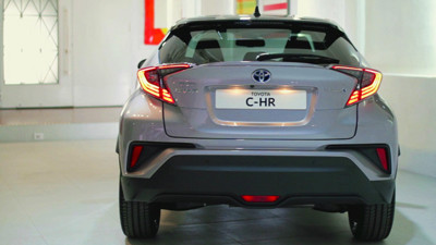 Dünya onun peşinde