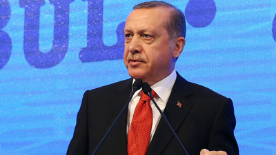 Erdoğan'dan MB'ye eleştiri: Tokadı ben yiyim, sefayı o sürsün