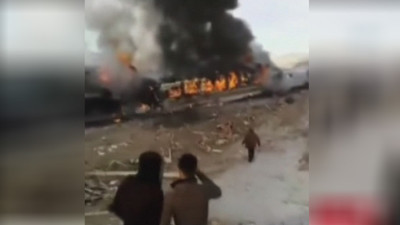 İki tren kafa kafaya çarpıştı