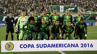 Futbolcuları taşıyan uçak düştü