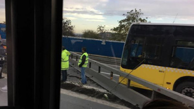 Köprü yolunda kaza trafiği felç etti