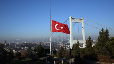 Bayraklar yarıya indirildi