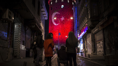 Galata Kulesi kırmızı beyaz!