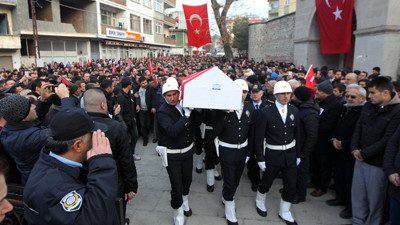 Şehit polisi 10 bin kişi uğurladı