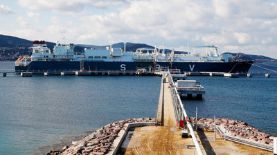 İlk yüzen LNG santrali İzmir'de