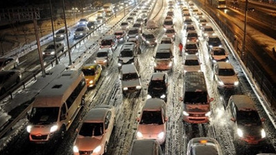İstanbul'da kar trafiği kilitledi