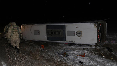 Sivas'ta yolcu otobüsü devrildi: 34 yaralı