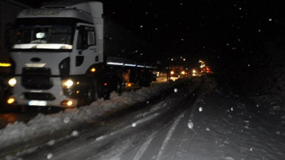 Kar sebebiyle karayolu ulaşıma kapandı