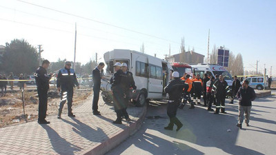 Lokomotif, öğrenci servisiyle çarpıştı