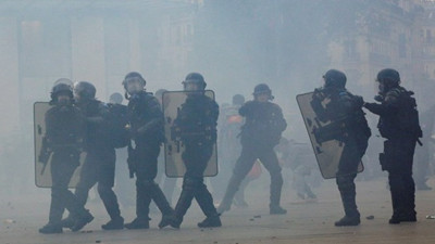 Fransa'da 170 bin kişi sokağa döküldü