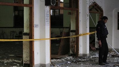 Pakistan'da camiye bombalı saldırı: 16 ölü