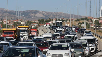 Dönüş trafiği sürüyor