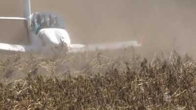 Pistten çıkan uçak tarlaya çakıldı