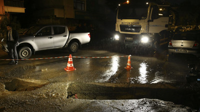 Ankara'da sağanak yağış sonucu yol çöktü