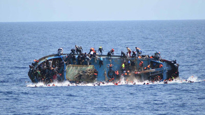 600 kişilik tekne battı: 450 kişi kayıp