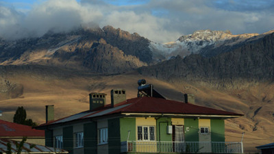 Van'a mevsimin ilk karı yağdı