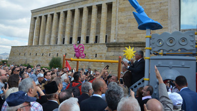CHP'den Anıtkabir'de 'çocuk parkı' eylemi