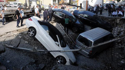 İstanbul'un göbeğinde yol çöktü