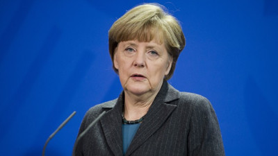 Almanya'da Merkel'in partisi geride kaldı