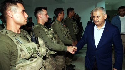 Başbakan Çukurca'da askeri birlikleri ziyaret etti
