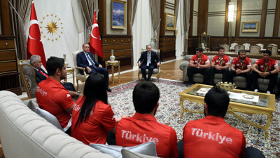 Erdoğan madalya alan sporcuları kabul etti