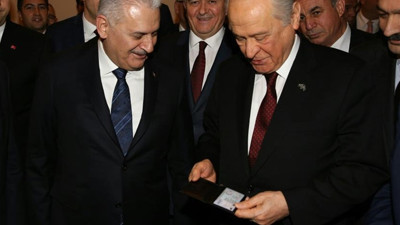 Başbakan Yıldırım, Bahçeli'ye dijital kimliğini verdi