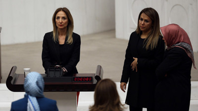 Kendini TBMM kürsüsüne kelepçeledi