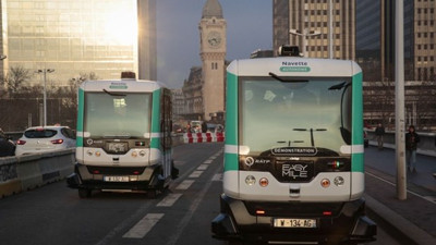 Paris'te sürücüsüz otobüsler trafiğe çıktı