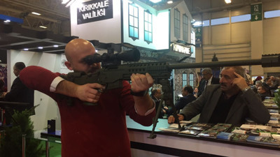 Turizm fuarında silah tanıttılar!