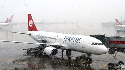 Kötü hava koşulları uçak seferlerini de vurdu