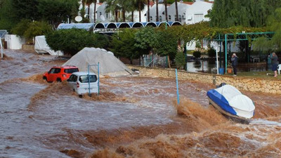 Mersin'de dereler taştı, yağmur suları ev ve iş yerlerini bastı