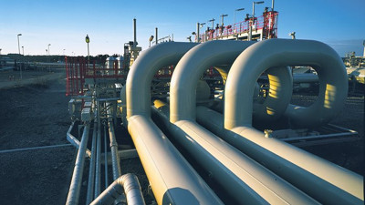 İki kesinti petrol fiyatlarını 2.5 yılın zirvesine taşıdı