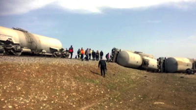 Bomba, treni raylardan çıkardı