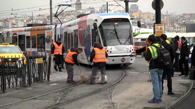 Sirkeci'de tramvay raydan çıktı