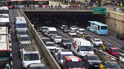 Barcelona'da 128 bin araca trafiğe çıkma yasağı
