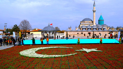 156 bin lale ile Türk bayrağı