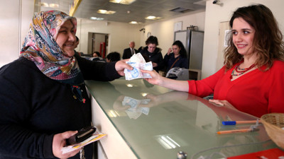 Maaşlarını almaya başladılar