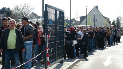 Almanya'daki sandıklarda uzun kuyruklar oluştu