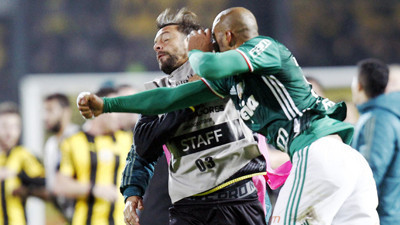 Melo yumruk attı, saha karıştı