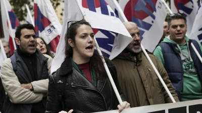 Komşuda gazeteciler greve gitti