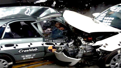 1998 ve 2015 model arabalar arasındaki güvenlik farkı