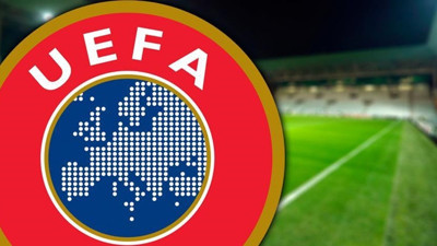 Kupa törenleri tribünden sahaya iniyor