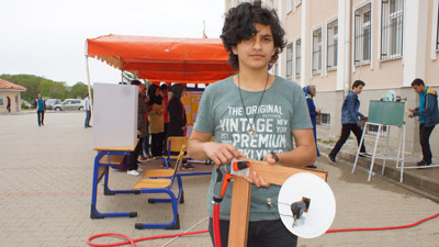 Liselilerden musluktan akan suyu elektriğe dönüştüren proje