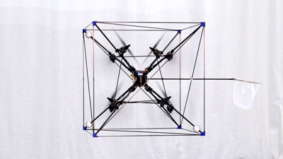 Atılan topu havada yakalayan drone